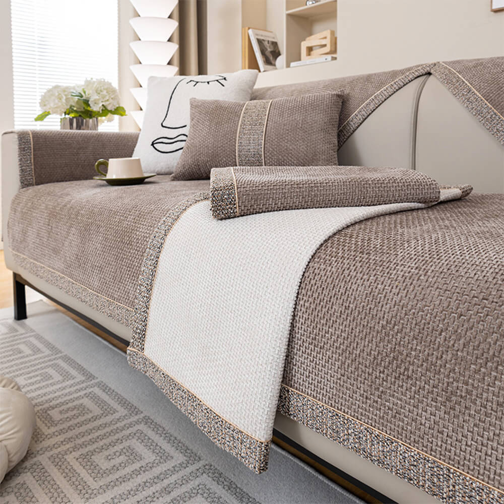 "Stijlvolle CozyGuard bankhoes van luxe chenille in grijs, beschermt en vernieuwt uw woonkamer met chic en comfort."