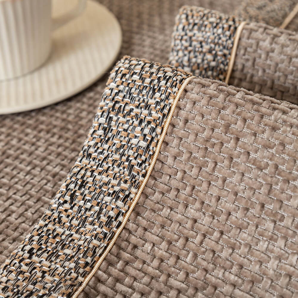 "Stijlvolle CozyGuard bankhoes van luxe chenille in grijs, beschermt en vernieuwt uw woonkamer met chic en comfort."