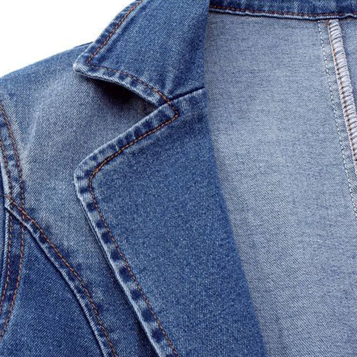 Vooraanzicht van elegante dames jeansblazer, getailleerd model met lange mouwen, blauwe kleur.