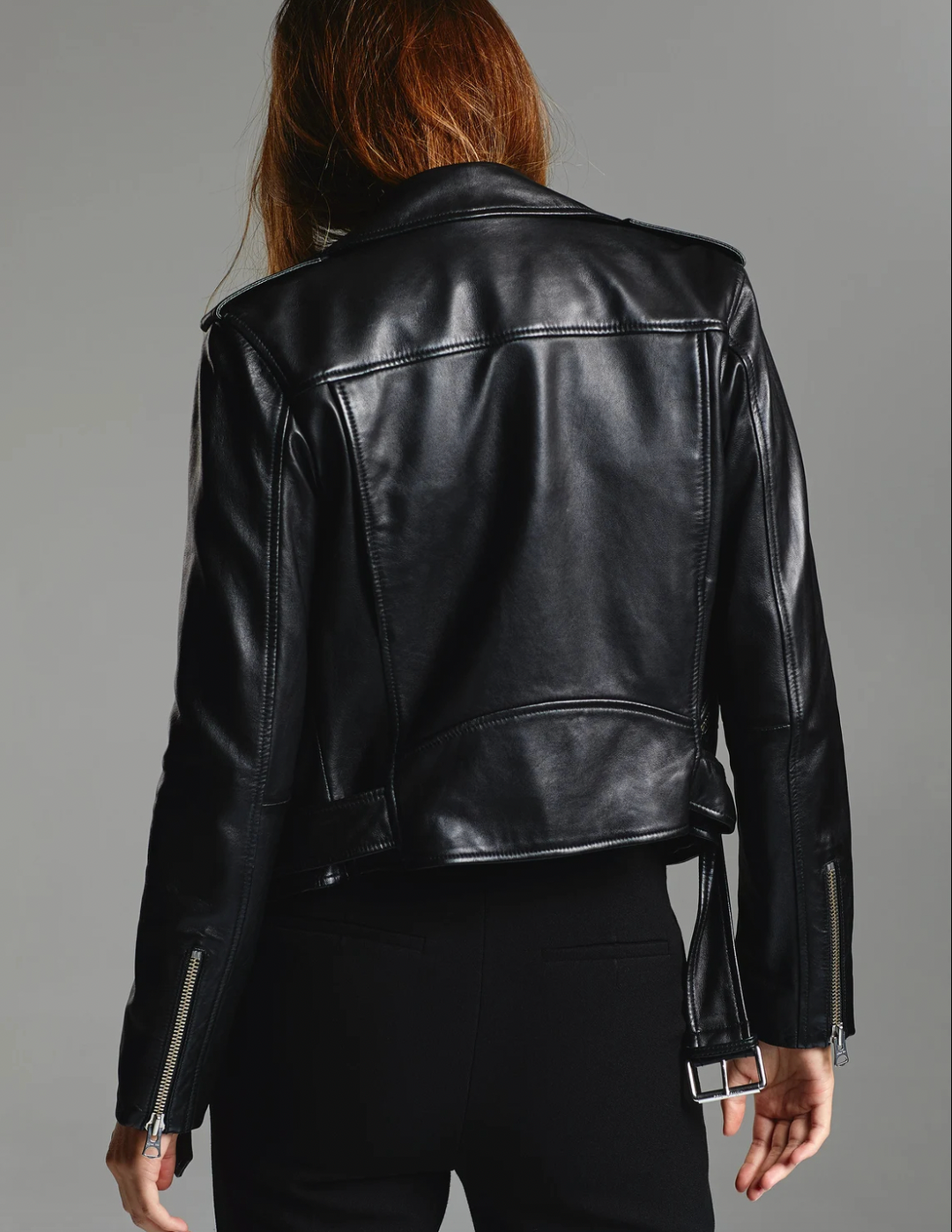 "Stijlvolle dames leren jas, luxe leer met zilveren ritsen en stiksels, tijdloos design, perfecte pasvorm."