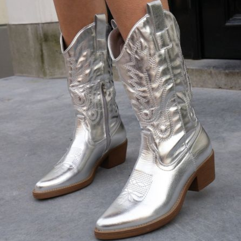 Glamoureuze metallic dames cowboylaarzen, een trendy fashion statement voor zowel alledaagse als feestelijke looks.