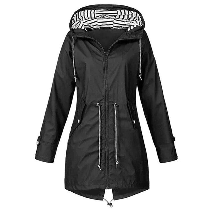 Stijlvolle dames regenjas met capuchon, waterdicht en heuplengte, ideaal voor wandelen en outdoor avonturen.