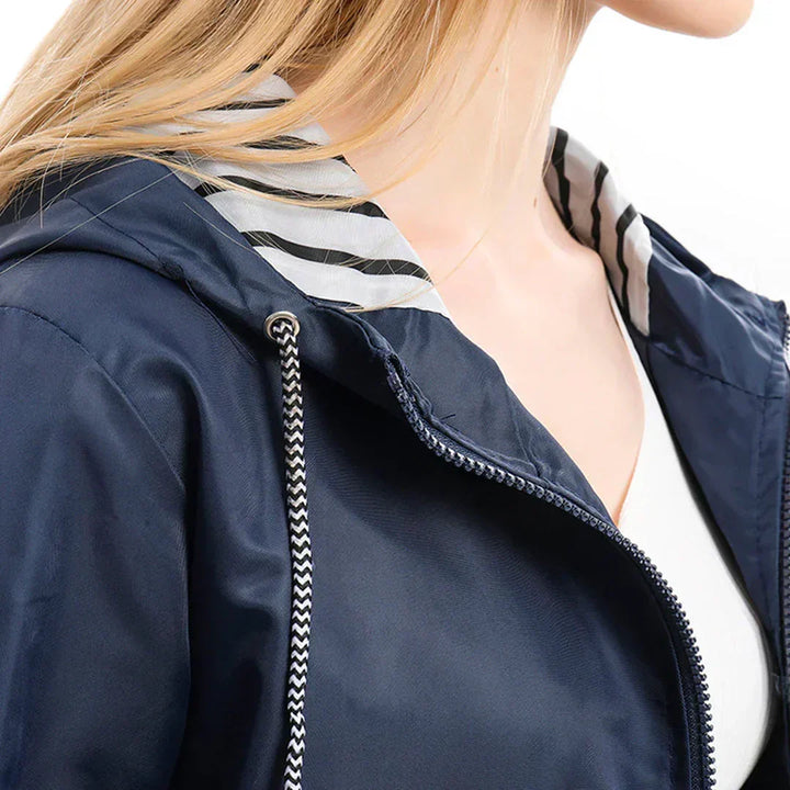 "Stijlvolle dames regenjas, waterdicht en elegant, flatterende pasvorm in diverse kleuren en maten, perfect voor regenachtige