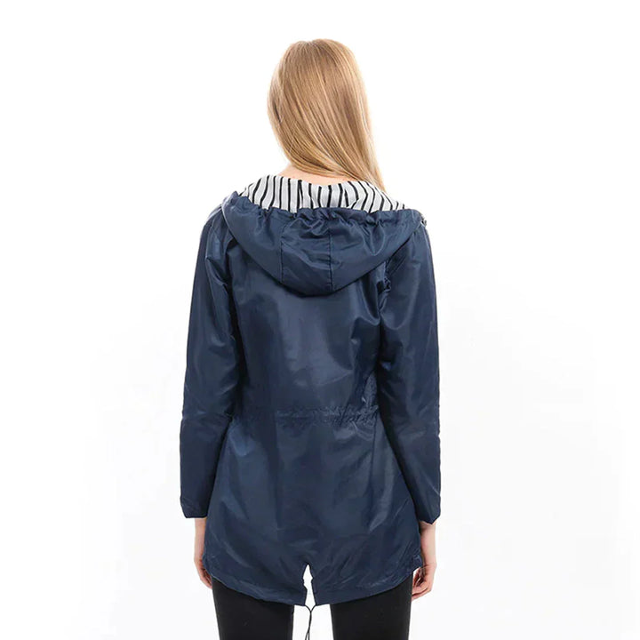 "Stijlvolle dames regenjas, waterdicht en elegant, flatterende pasvorm in diverse kleuren en maten, perfect voor regenachtige