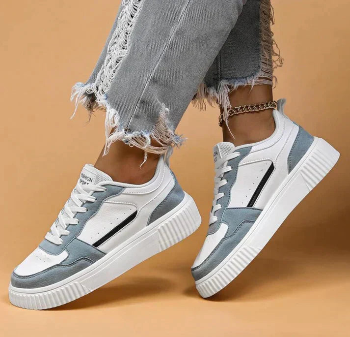 "Stijlvolle dames sneakers in zwart met wit. Modern design, ademende materialen en antislipzool bieden comfort en grip."