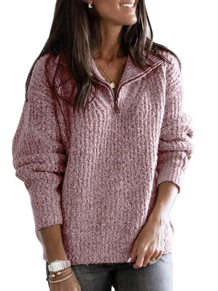 Modieuze dames rits trui in slanke pasvorm, gestyled voor een chique herfstoutfit.