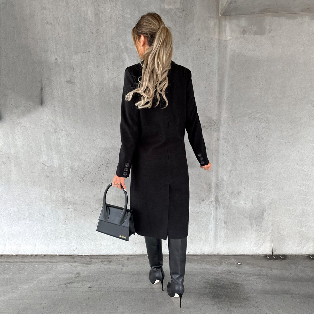 Stijlvolle dames winterjas met strakke lijnen, warme isolatie en diverse kleuren. Perfect voor koude dagen, elegant en comfor