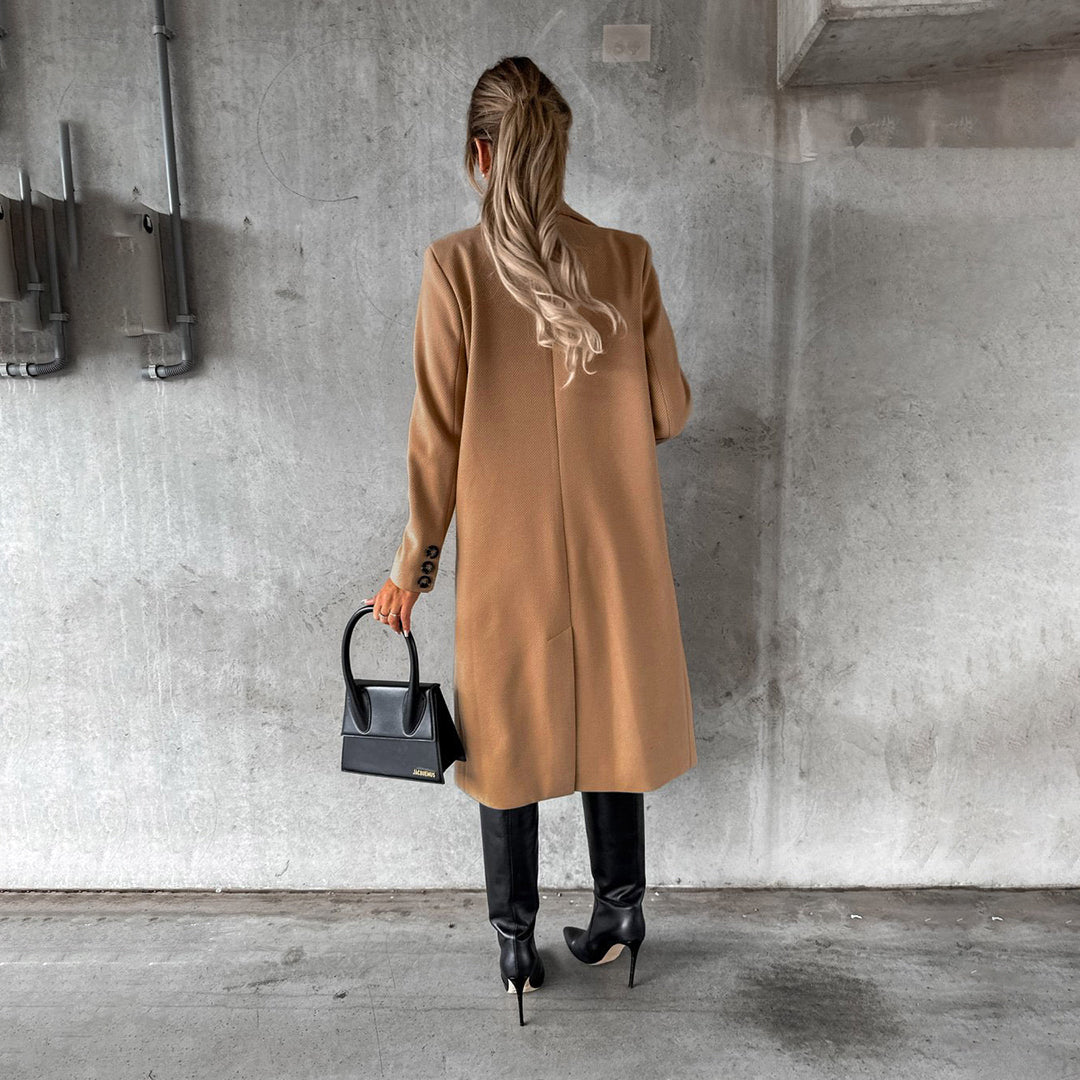 Stijlvolle dames winterjas met strakke lijnen, warme isolatie en diverse kleuren. Perfect voor koude dagen, elegant en comfor