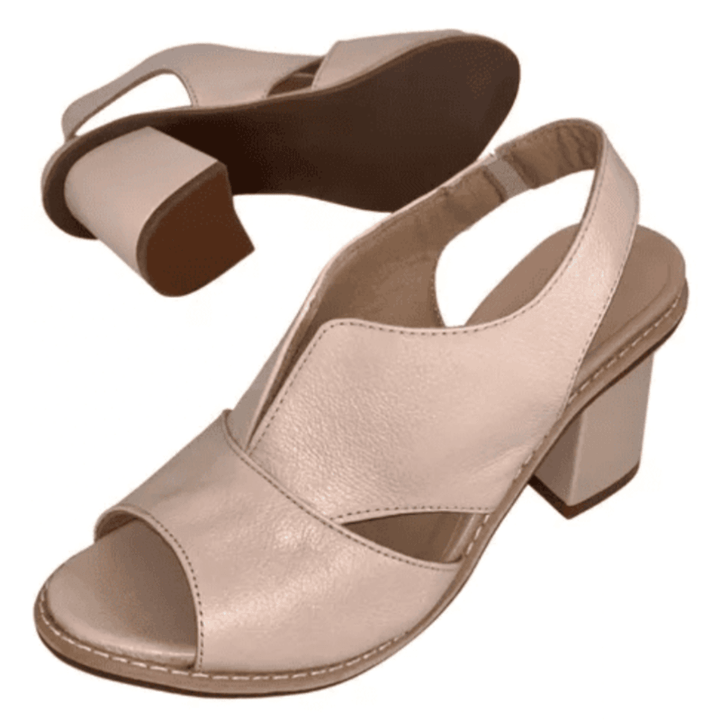 "Stijlvolle damessandalen met beige blokhak, open design en verstelbare bandjes voor comfort en stabiliteit"