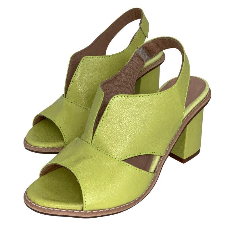 "Stijlvolle damessandalen met beige blokhak, open design en verstelbare bandjes voor comfort en stabiliteit"