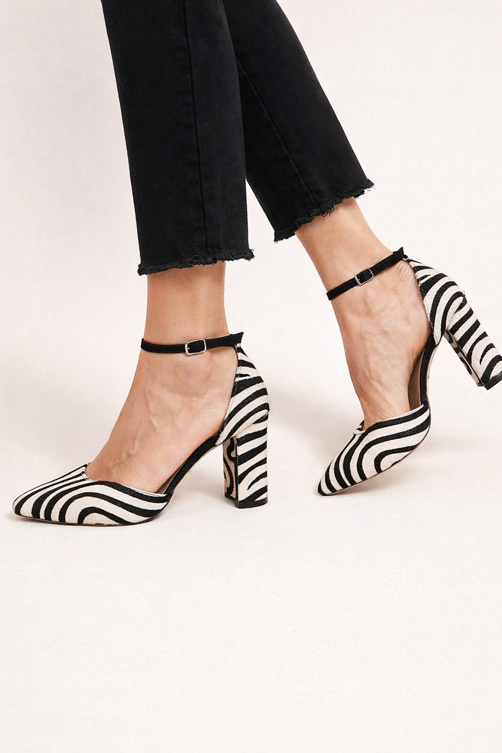 Stijlvolle damesschoenen met zebraprint en elegant enkelbandje, perfect voor een feestelijke zomeravond.