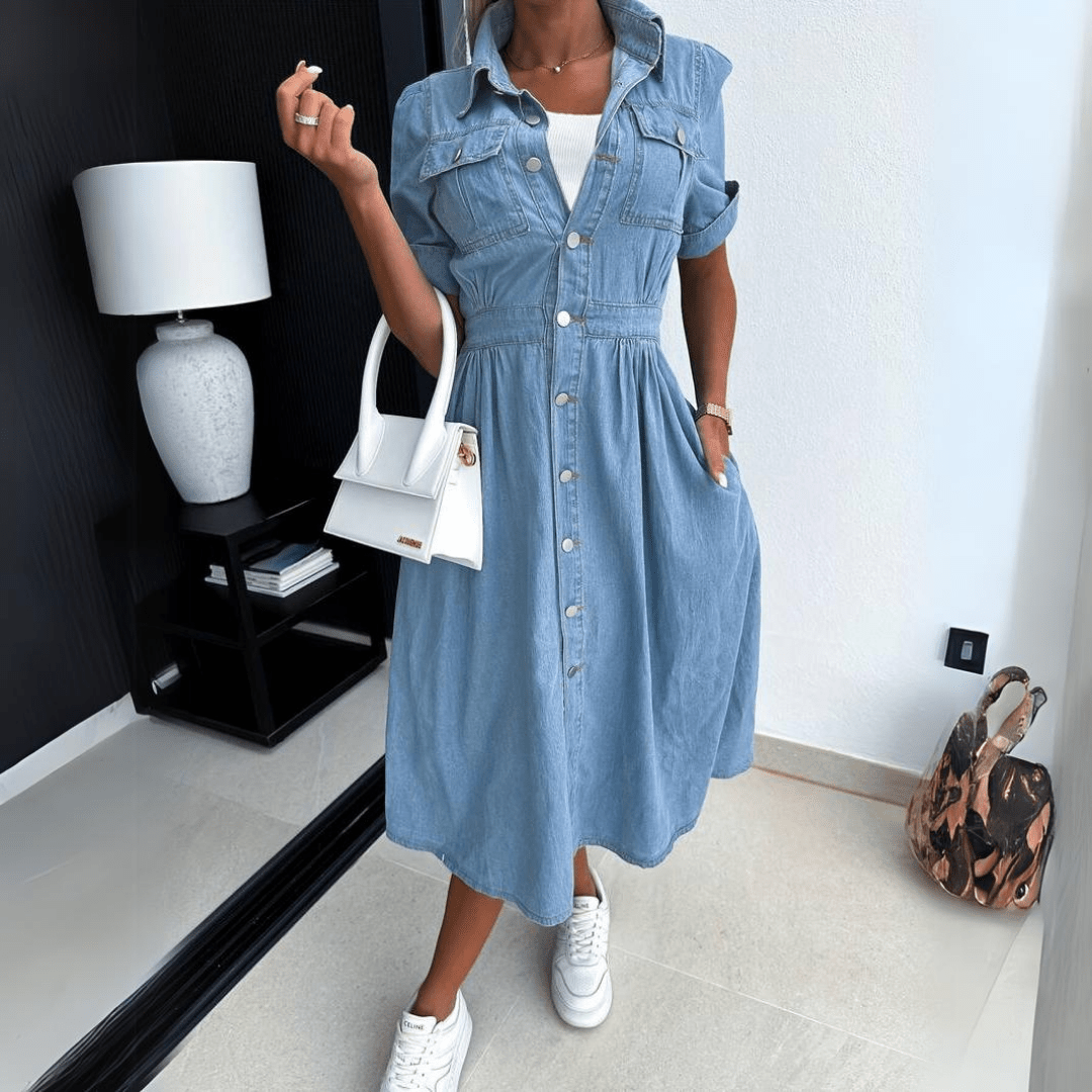 "Stijlvolle denim jurk met knoopsluiting en relaxte pasvorm, ideaal voor casual chic looks en comfortabel dagelijks dragen."