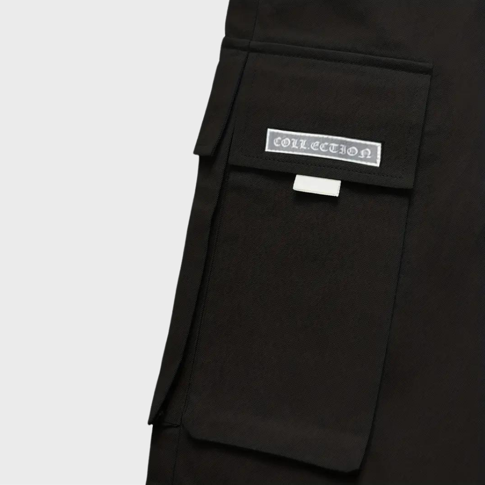 "Stijlvolle en comfortabele heren cargo broek met ruime zakken, verkrijgbaar in khaki, zwart en grijs."