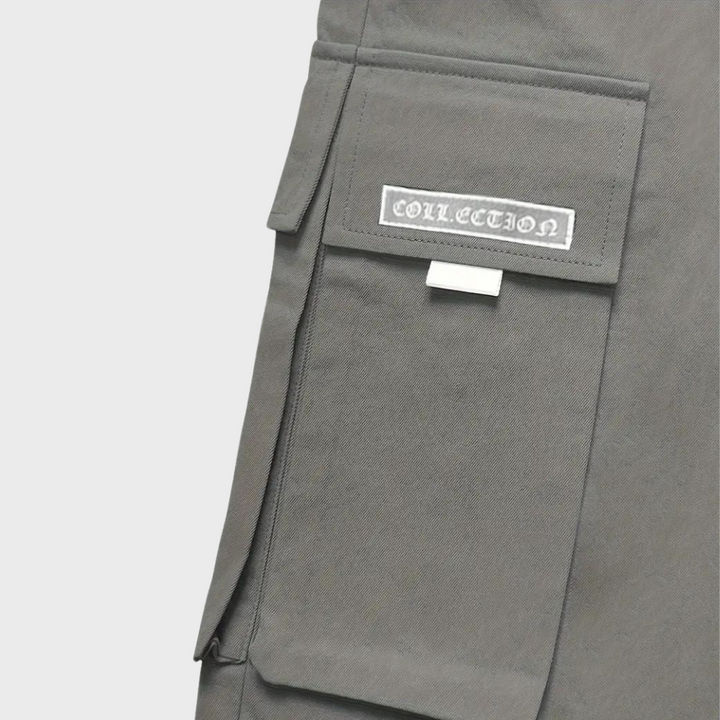 "Stijlvolle en comfortabele heren cargo broek met ruime zakken, verkrijgbaar in khaki, zwart en grijs."