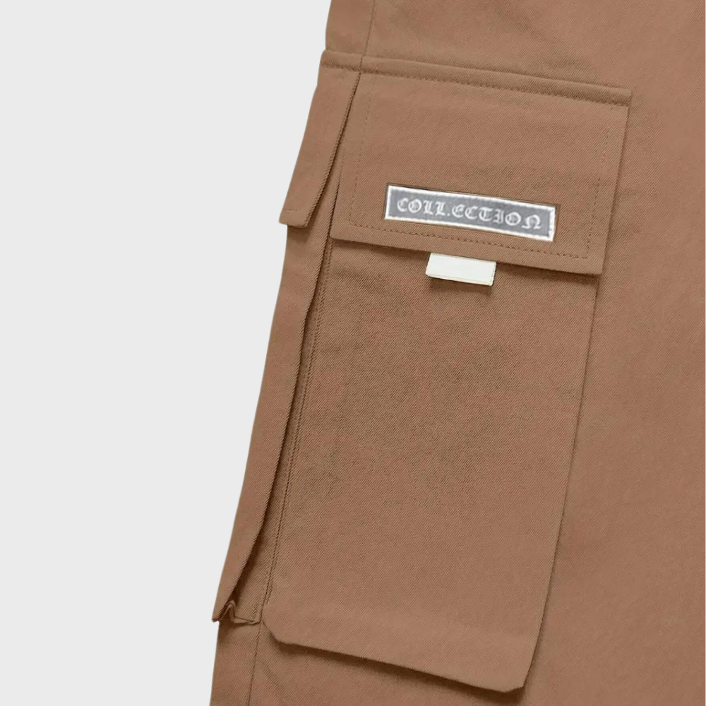 "Stijlvolle en comfortabele heren cargo broek met ruime zakken, verkrijgbaar in khaki, zwart en grijs."