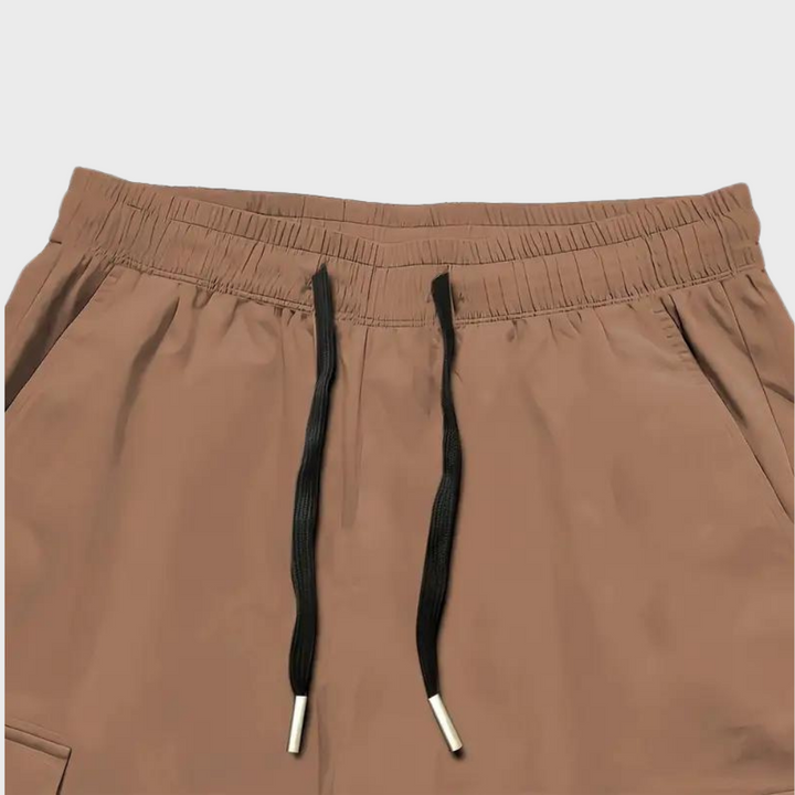 "Stijlvolle en comfortabele heren cargo broek met ruime zakken, verkrijgbaar in khaki, zwart en grijs."