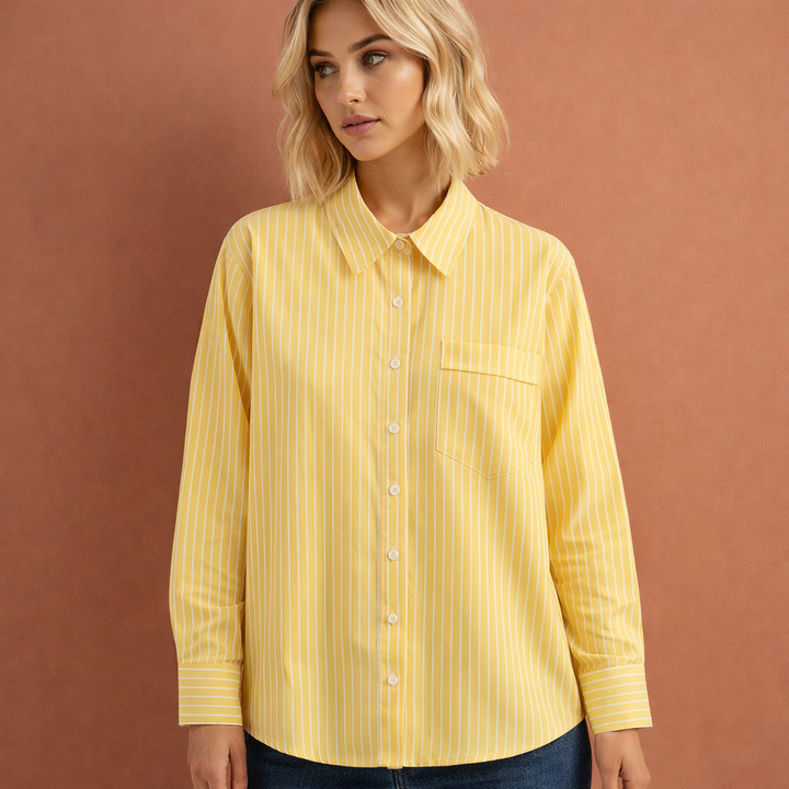 Vrouwelijke losvallende gestreepte blouse, perfect voor een relaxte zomerdag of trendy vakantieoutfit.