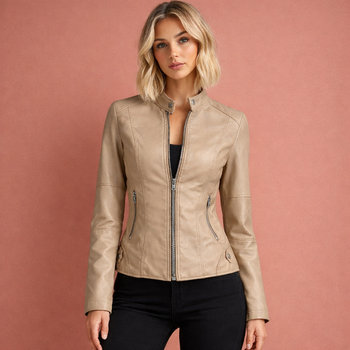 Detail van de Antonia leren damesjas, een getailleerde bikerjas die elke outfit compleet maakt. Hoogwaardige outwear.