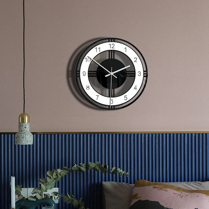 "Stijlvolle grote wandklok met modern design, zwarte en witte kleur, grote wijzers, geruisloos quartz mechanisme."