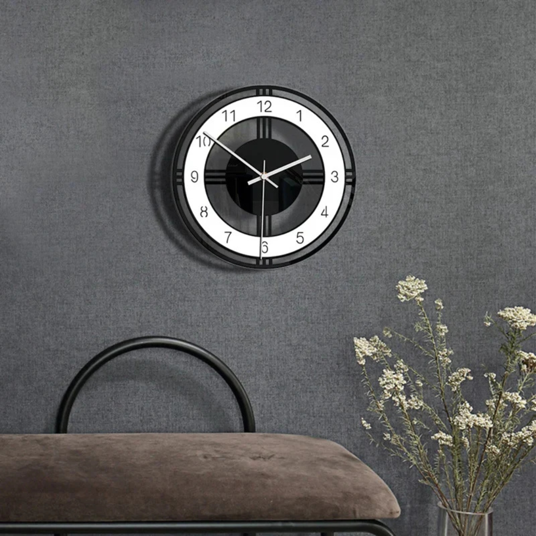 "Stijlvolle grote wandklok met modern design, zwarte en witte kleur, grote wijzers, geruisloos quartz mechanisme."