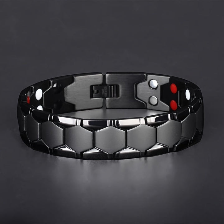 Minimalistische zwarte heren armband, verstelbaar voor comfort. Stijlvol sieraad voor een moderne en tijdloze look.