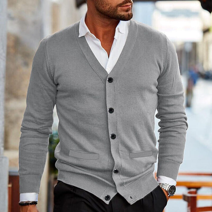 "Stijlvolle heren cardigan met V-hals en knopen, zacht en comfortabel, perfect voor elke casual of formele outfit."