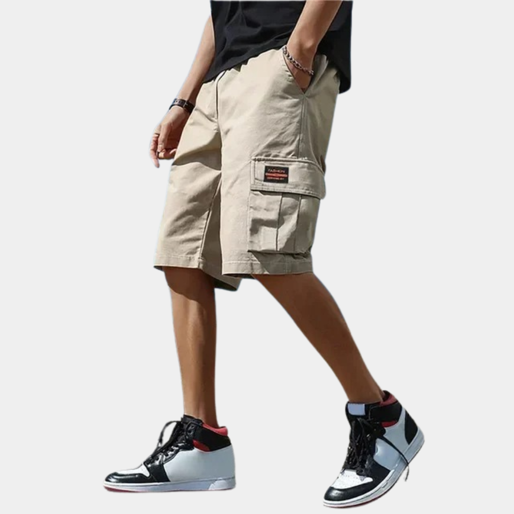 "Stijlvolle heren cargo shorts in grijs, khaki en zwart met praktische zakken, ideaal voor comfort en casual stijl."
