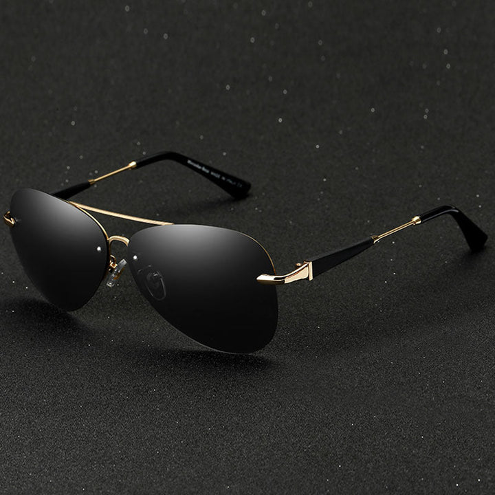 Luxe metalen heren aviator zonnebril, gepolariseerd met UV400 glazen voor optimale oogbescherming en tijdloze stijl.