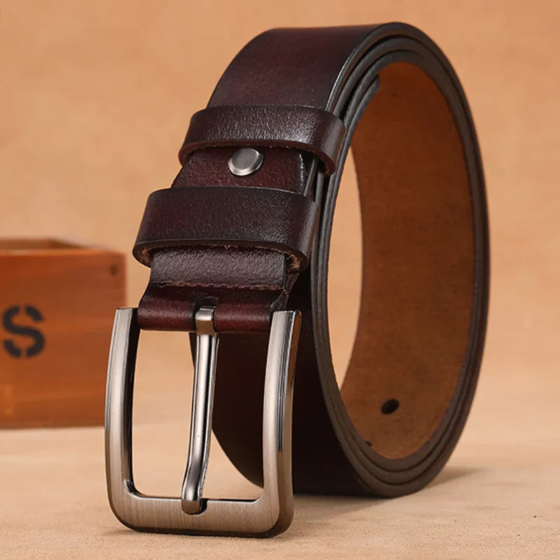 "Stijlvolle heren leren riem van echt koeienleer met vintage pin gesp, beschikbaar in bruin en zwart, luxe uitstraling."