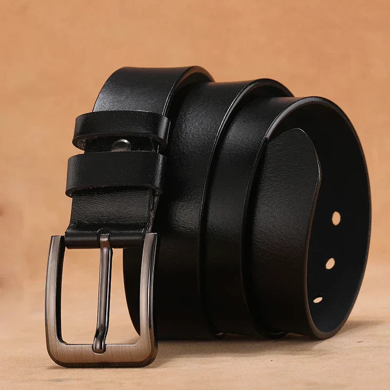 "Stijlvolle heren leren riem van echt koeienleer met vintage pin gesp, beschikbaar in bruin en zwart, luxe uitstraling."