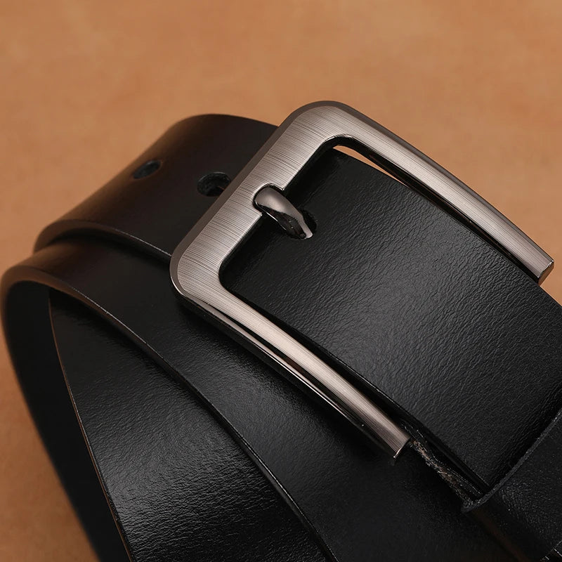 "Stijlvolle heren leren riem van echt koeienleer met vintage pin gesp, beschikbaar in bruin en zwart, luxe uitstraling."