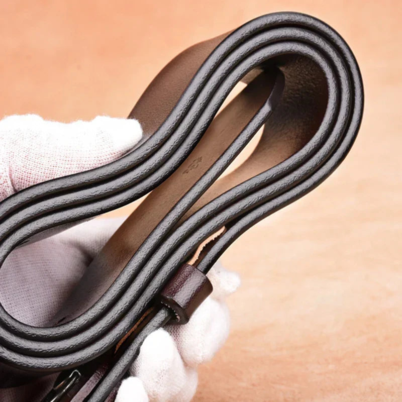 "Stijlvolle heren leren riem van echt koeienleer met vintage pin gesp, beschikbaar in bruin en zwart, luxe uitstraling."