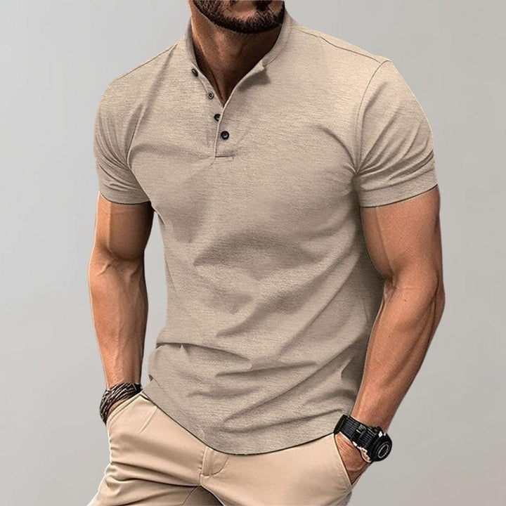 Trendy heren polo met korte mouw en staande kraag, slim fit voor een eigentijdse en comfortabele stijl.