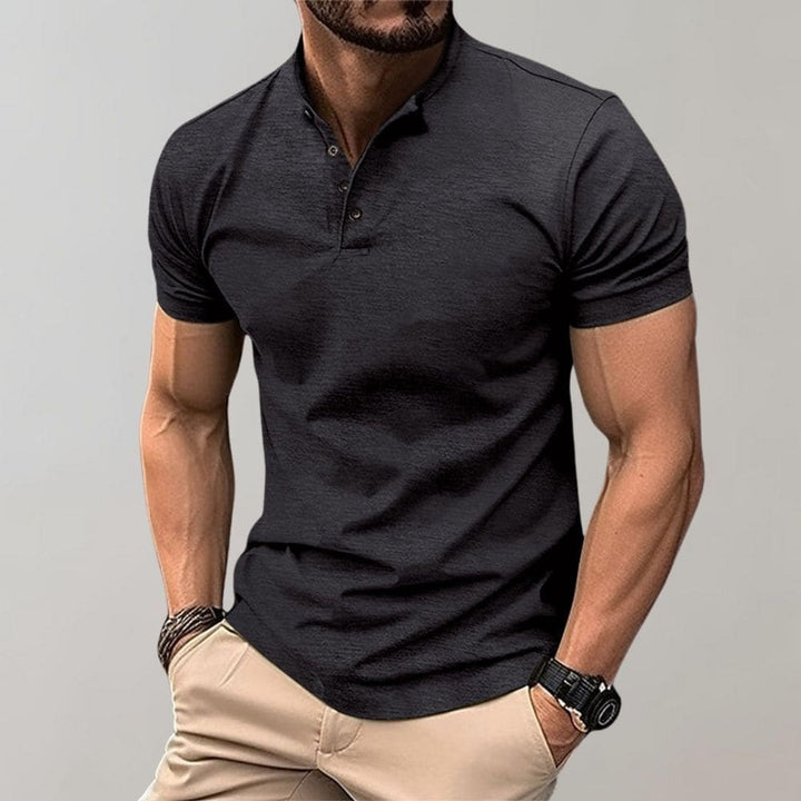 Casual herenkleding: slim fit polo met korte mouw en staande kraag voor een stijlvolle, comfortabele outfit.