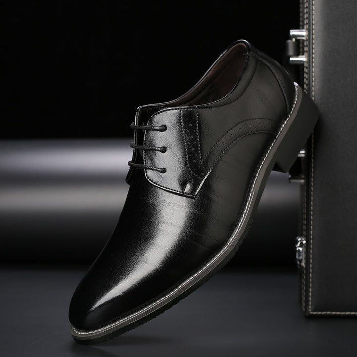 Stijlvolle heren veterschoenen met brogue-details, gemaakt van premium leer, elegante en veelzijdige uitstraling.