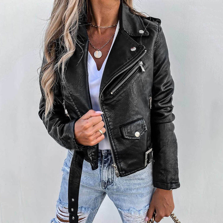 "Stijlvolle leren bikerjack voor dames met asymmetrische ritsen en metalen details, ideaal voor een edgy en chique look."