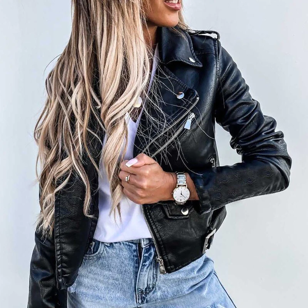 "Stijlvolle leren bikerjack voor dames met asymmetrische ritsen en metalen details, ideaal voor een edgy en chique look."