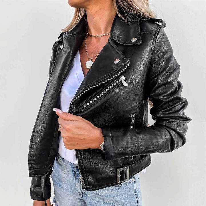 "Stijlvolle leren bikerjack voor dames met asymmetrische ritsen en metalen details, ideaal voor een edgy en chique look."