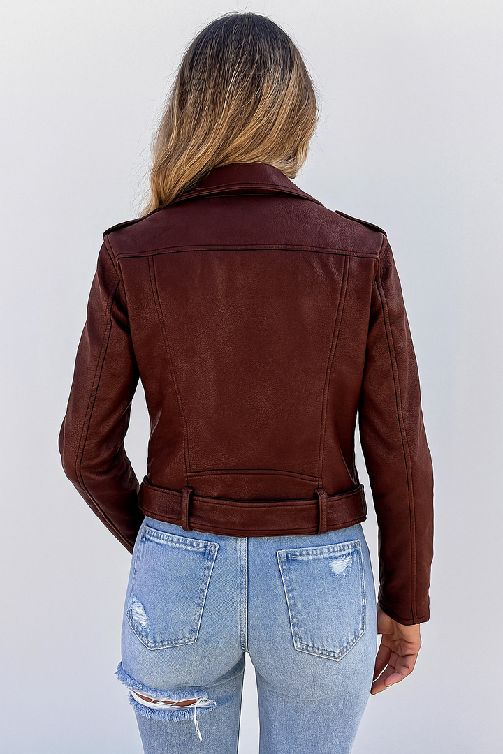 "Stijlvolle leren bikerjack voor dames met asymmetrische ritsen en metalen details, ideaal voor een edgy en chique look."