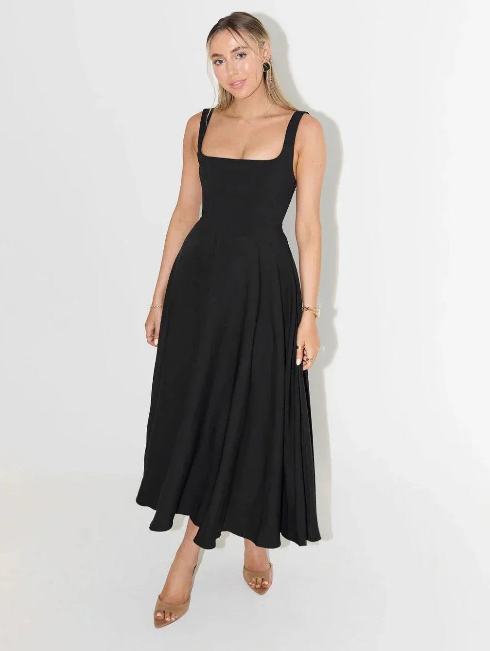 Stijlvolle midi zomerjurk met vierkante hals, zwierige rok, aangesloten lijfje, ideaal voor casual en formele zomerevenemente