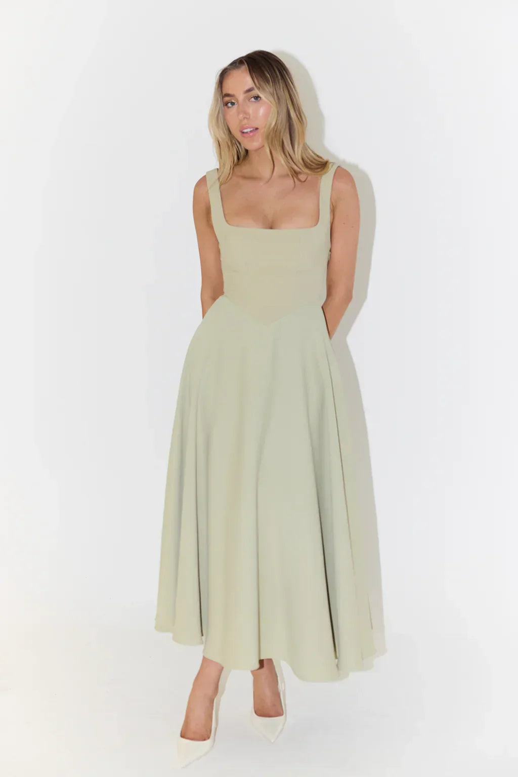 Stijlvolle midi zomerjurk met vierkante hals, zwierige rok, aangesloten lijfje, ideaal voor casual en formele zomerevenemente