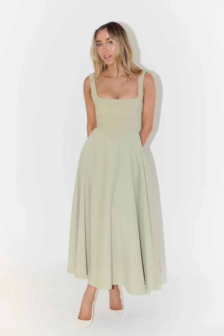 Stijlvolle midi zomerjurk met vierkante hals, zwierige rok, aangesloten lijfje, ideaal voor casual en formele zomerevenemente