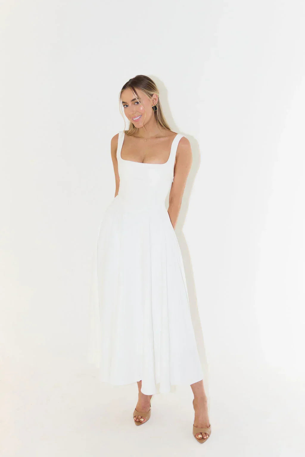 Stijlvolle midi zomerjurk met vierkante hals, zwierige rok, aangesloten lijfje, ideaal voor casual en formele zomerevenemente