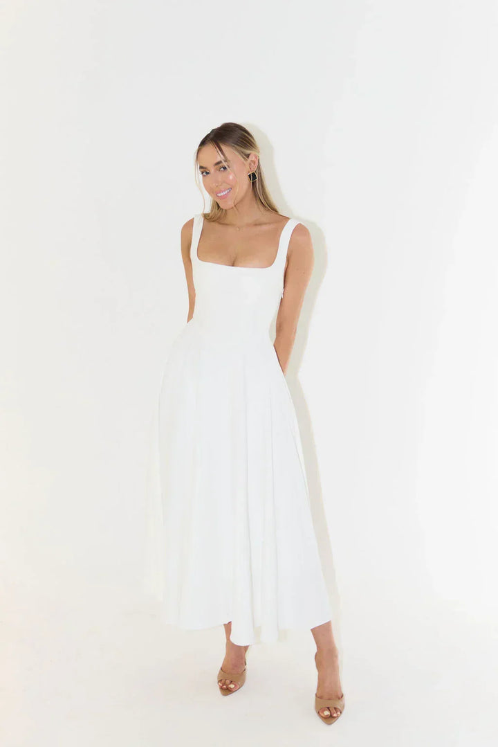 Stijlvolle midi zomerjurk met vierkante hals, zwierige rok, aangesloten lijfje, ideaal voor casual en formele zomerevenemente