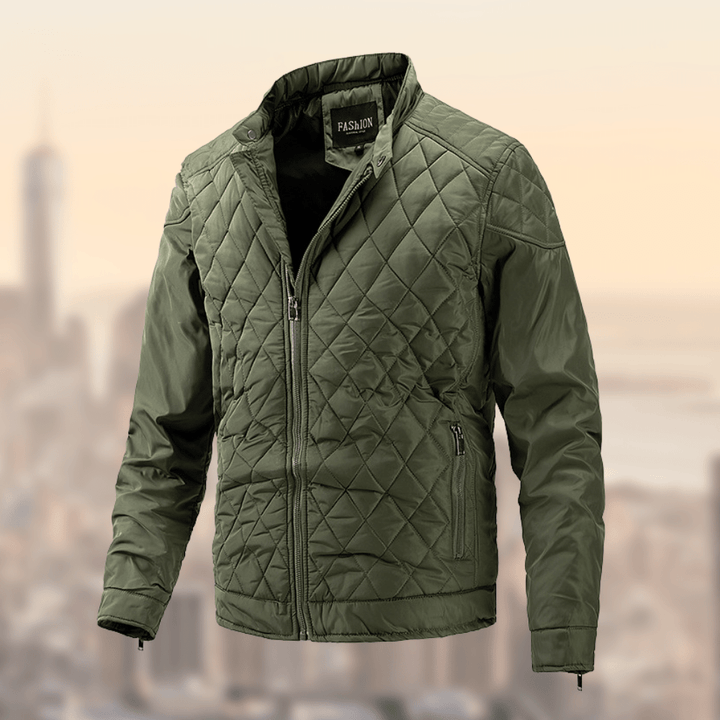 "Stijlvolle Noorse herenjas, elegant design, donkere stof, ideaal voor koude winters, biedt comfort en bescherming."