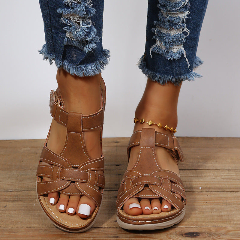 "Stijlvolle orthopedische sandalen met Velcro-sluiting en gevoerde zolen, ideaal voor comfortabel dagelijks gebruik."