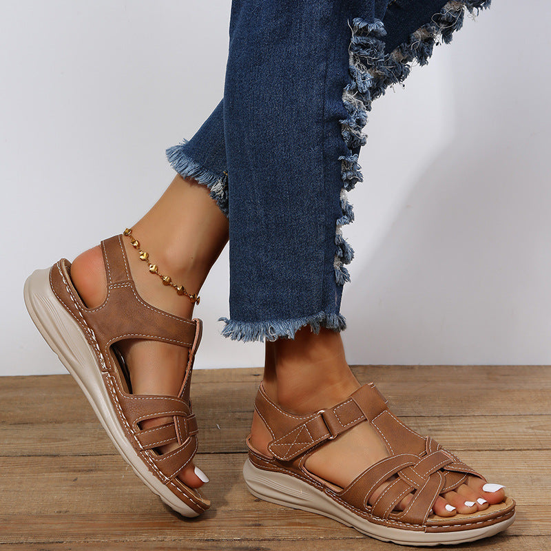"Stijlvolle orthopedische sandalen met Velcro-sluiting en gevoerde zolen, ideaal voor comfortabel dagelijks gebruik."