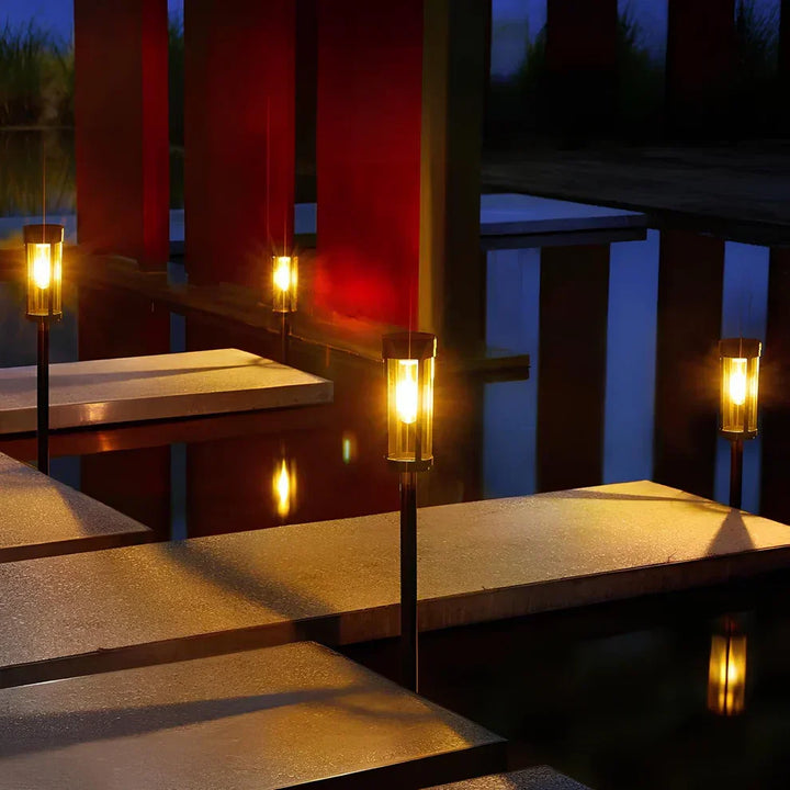 "Stijlvolle Solar Powered Torch Light voor tuin, duurzaam design, zwart, oplaadbaar zonnepaneel voor automatische verlichting