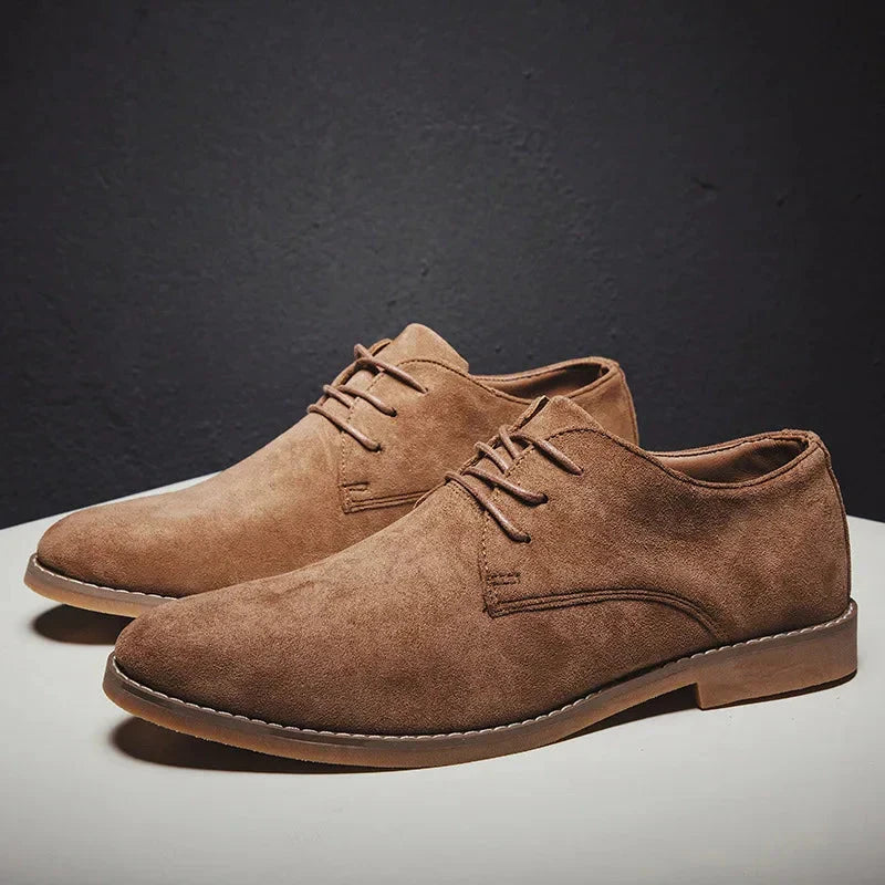 "Stijlvolle suède Oxford heren schoenen voor formele en casual gelegenheden, met duurzaam vegan materiaal en comfortzolen."