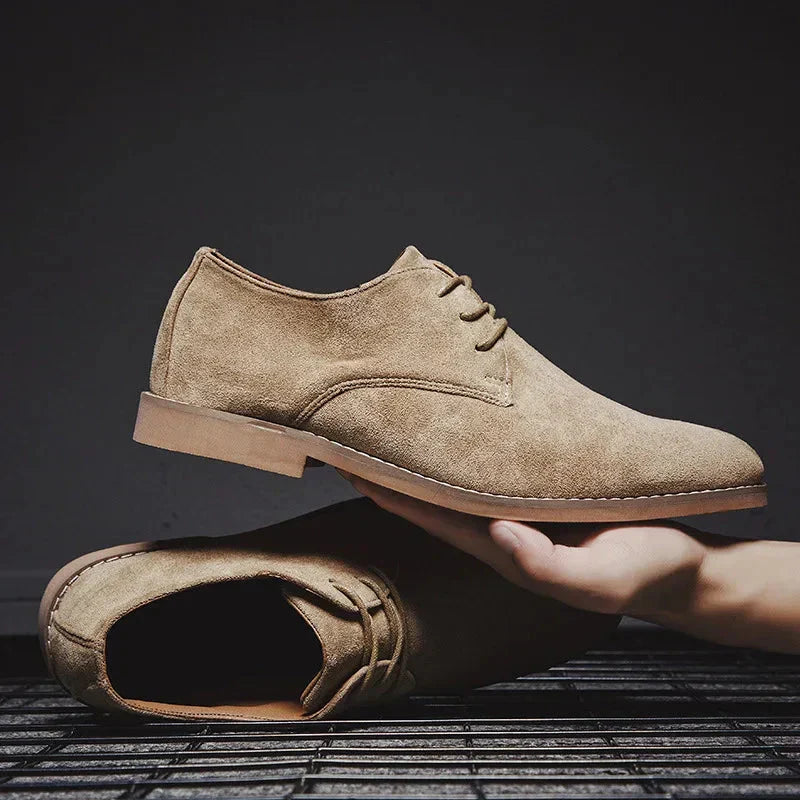 "Stijlvolle suède Oxford heren schoenen voor formele en casual gelegenheden, met duurzaam vegan materiaal en comfortzolen."
